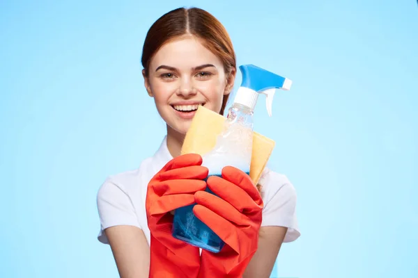 Mulher alegre lavar suprimentos trabalho doméstico estilo de vida fundo azul — Fotografia de Stock