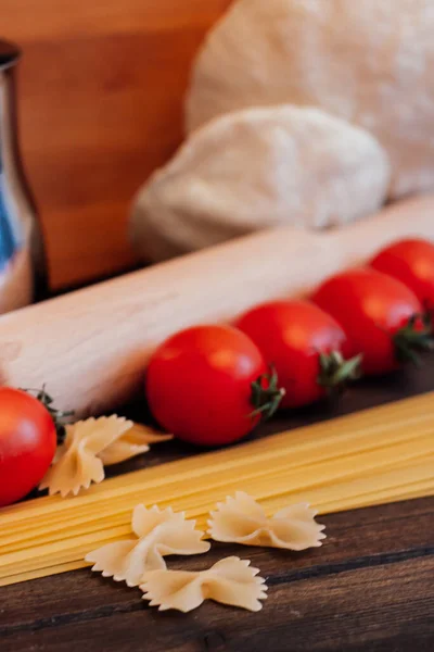 Ingredienti per la cucina italiana pasta pomodorini ciliegia cottura — Foto Stock