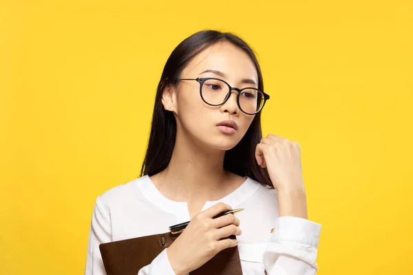 Женщина азиатский внешний вид секретарь работы офиса желтый фон — стоковое фото