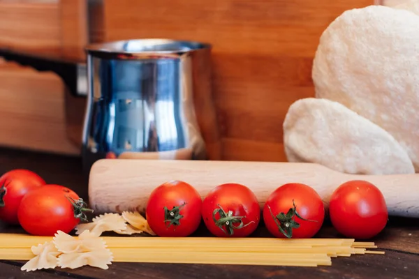 Pasta italiana tomates cherry cocina comida cocina mesa de madera — Foto de Stock