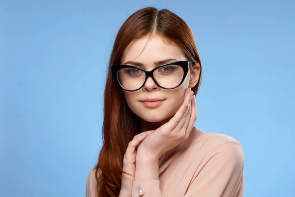 Hübsche Frau rosa Hemd Brille eleganten Stil Mode-Handy — Stockfoto