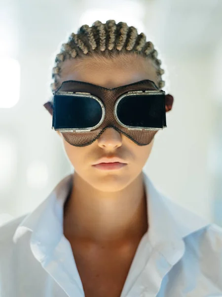 머리 위에 레게 머리를 얹고 가벼운 배경 위에 가상 현실의 3 차원 안경을 쓰는 유행적 인 여자 — 스톡 사진
