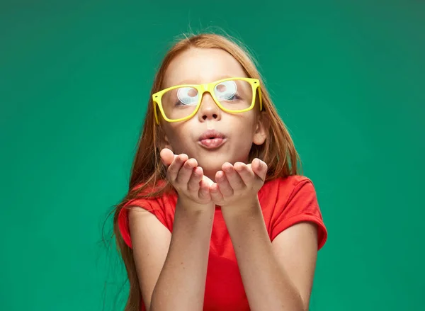 Meisje met rood haar dragen van gele bril poseren emoties bijgesneden bekijk studio school — Stockfoto