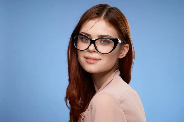 Charmante Frau trägt Brille eleganten Stil Luxus beschnitten Ansicht blauer Hintergrund — Stockfoto