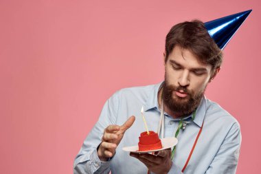 Pembe arka planda pastası olan ve fotokopi çekilen mutlu bir araba.