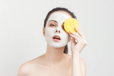 duygusal esmer yüz maskesi çıplak omuzlar açık bir cilt.