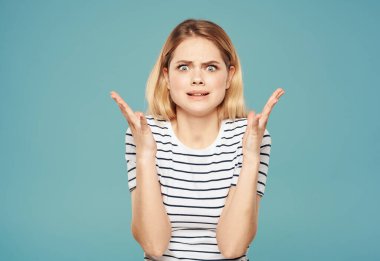 Mavi arka plandaki üzgün kadın elleriyle Uzay Modelini Kopyala