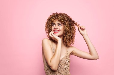 Mutlu tatiller, kıvırcık gülüşler, pullu tişörtler pembe. 