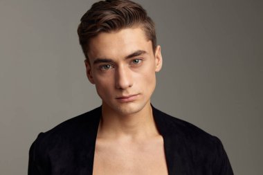 Yakışıklı, şık, siyah ceketli, yakın plan.