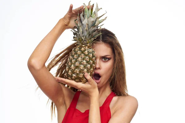 Nő ananász a kezében hullámos haj piros póló gyümölcsök nyári vakáció fény háttér — Stock Fotó