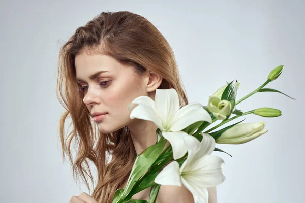 Encantadora dama con flores blancas retrato primer plano fondo claro — Foto de Stock