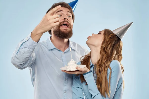 ろうそく男と女性の企業楽しい休日と誕生日ケーキ — ストック写真