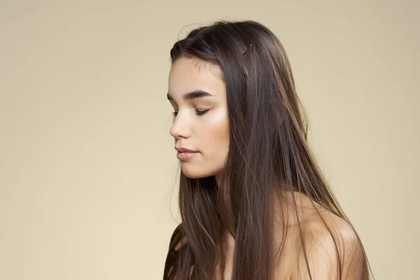 Bella donna nudo spalle cosmetici pelle pulita capelli cura sfondo beige — Foto Stock