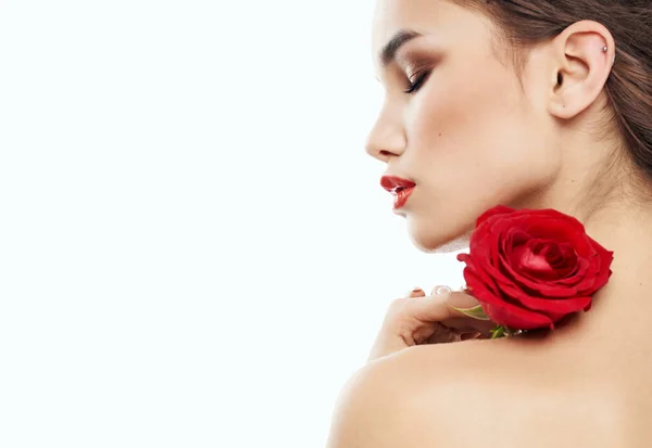 Sexy žena s červenou květinou na rameni na světlém pozadí oříznuté zpět pohled — Stock fotografie