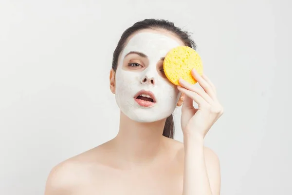 Muka masker wajah krim berambut cokelat emosional bahu dipotong melihat kulit yang bersih — Stok Foto