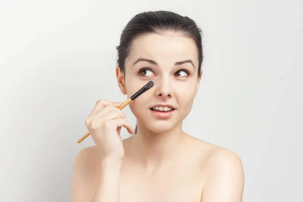 Frau nackte Schultern Gesicht Creme Hautpflege beschnitten Ansicht — Stockfoto