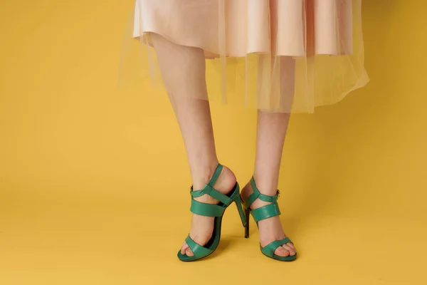 Scarpe alla moda scarpe verdi piedi femminili shopping sfondo giallo — Foto Stock