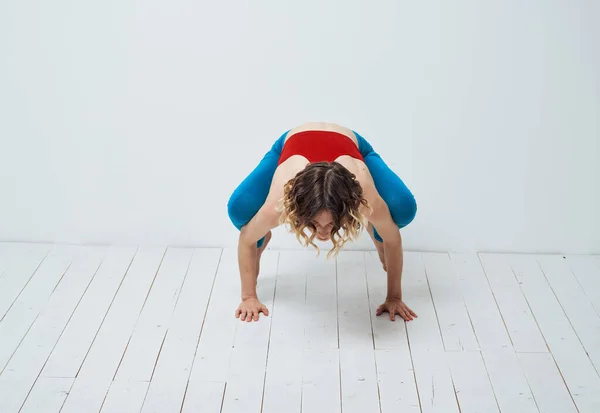 Mujer deportiva haciendo ejercicios en el suelo yoga asana meditación —  Fotos de Stock