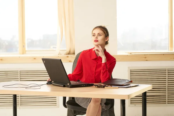 Zakelijke vrouw werkbureau laptop office manager financiën — Stockfoto