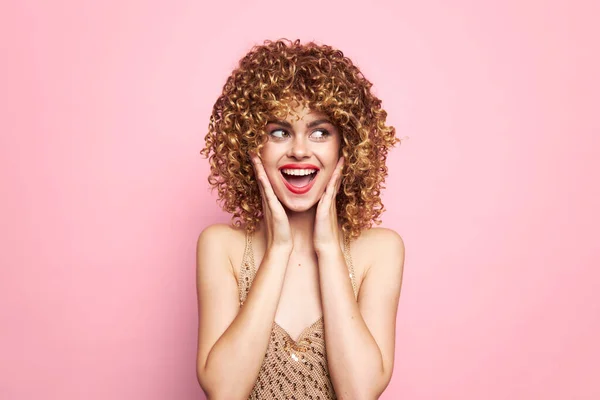 Feminino Olhe para Delight cabelo encaracolado retrato cabelo encaracolado — Fotografia de Stock