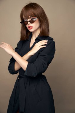 Şık kadın kolları göğsünde çaprazlanmış parlak makyaj 