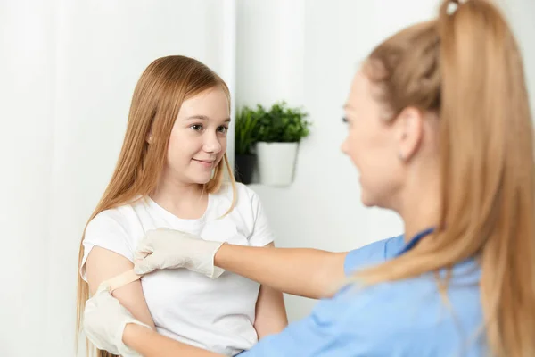 Médico feminino ao lado de tratamento de menina hospital de saúde — Fotografia de Stock