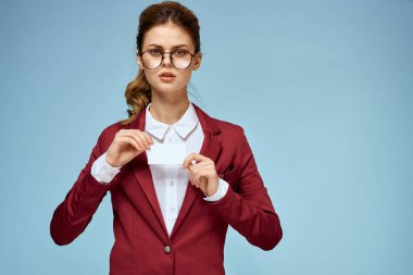 Resmi takım elbiseli bir iş kadını resmi mavi arka plan