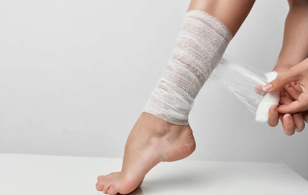 Травми перев'язані ноги проблеми зі здоров'ям лікуванням — стокове фото