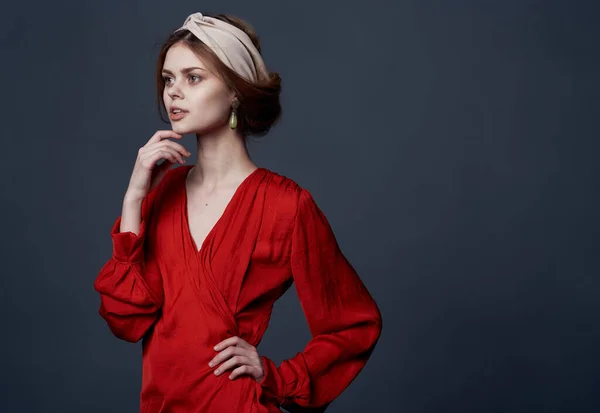 Mulher de vestido vermelho estilo elegante jóias luxo etnia — Fotografia de Stock