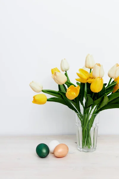 复活节教堂传统彩蛋和黄色郁金香 — 图库照片
