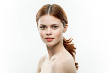 Çıplak omuzlu güzel kadın makyajı saçları çekici hale getirdi.