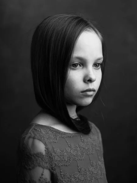 Красивая маленькая девочка портрет крупным планом обрезанный вид на темном фоне модели — стоковое фото