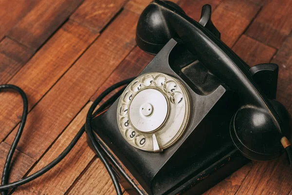 Retro telefone nostalgia tecnologia antiga comunicação fundo de madeira — Fotografia de Stock