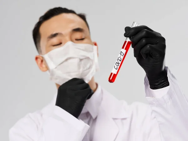 Азіатський чоловік в чорних рукавичках лабораторія діагностики аналізу крові — стокове фото