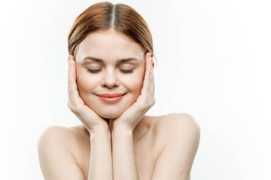 Gözleri kapalı bir kadın el ele tutuşuyor. Çıplak omuzlar. Duygular hafif arka plan.