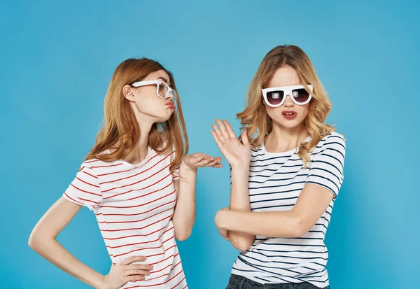 Twee mooie vriendinnen gesticulate met handen plezier vriendschap vreugde levensstijl — Stockfoto