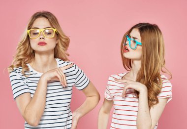 Neşeli bayan arkadaşlar sosyalleşiyorlar. Eğlenceli, renkli gözlükler takıyorlar.