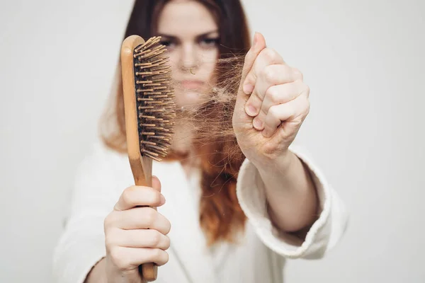 Mulher retira cachos do cabelo de uma perda de pente do modelo de problemas de saúde — Fotografia de Stock