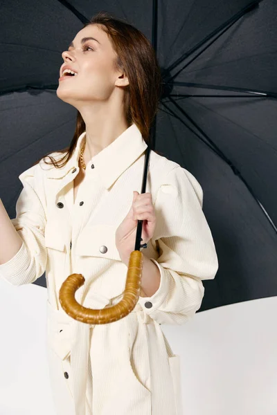 かなり女性の白いスーツオープン傘モデル現代的なスタイル — ストック写真