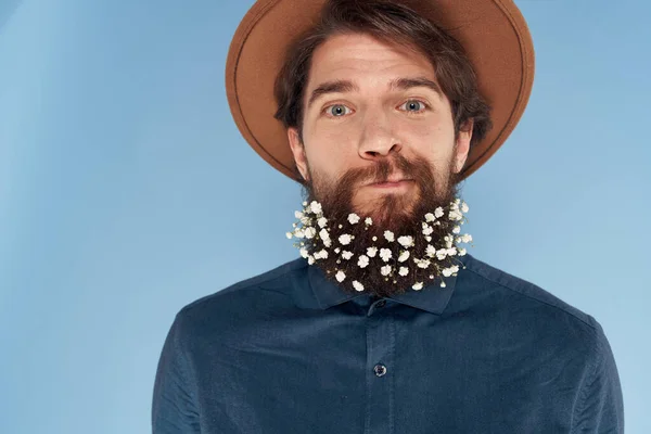 Emocjonalny brodaty mężczyzna kwiaty w włosy kapelusz koszule zbliżenie — Zdjęcie stockowe