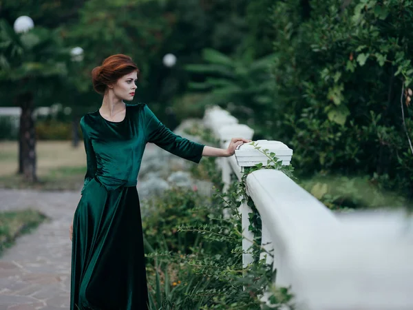 Nő zöld ruha építészet szabadban séta csillogás romantika — Stock Fotó