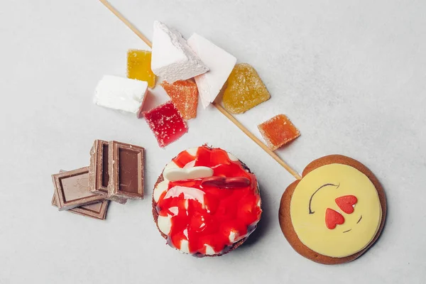 お菓子の形をしたスティック上のジンジャーブレッドのデザート｜Holiday — ストック写真