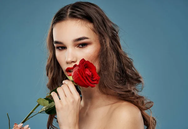 Femme avec une rose dans ses dents soirée maquillage bleu modèle de fond — Photo