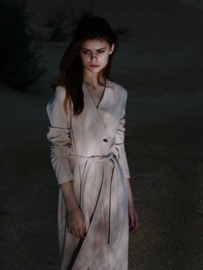 Güzel elbiseli kadın cazibeli doğa temiz hava akşamı