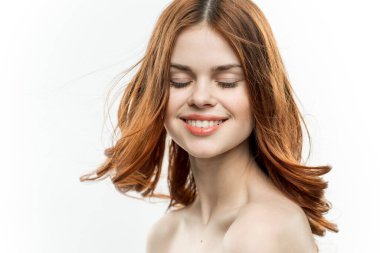 Kızıl saçlı, tutkulu, çıplak omuzlu. 