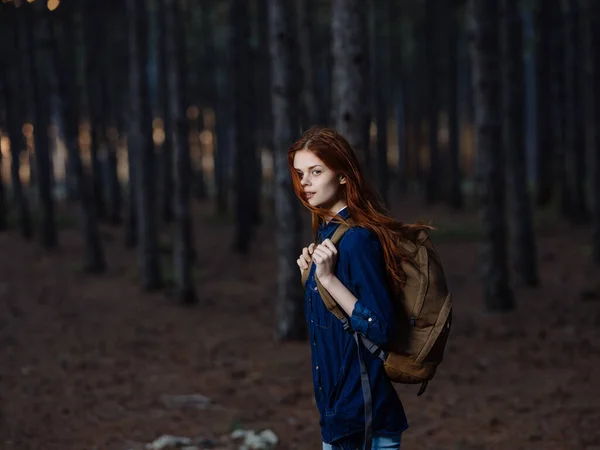 Donna Turista con uno zaino sulla schiena cammina sulla natura nella foresta — Foto Stock