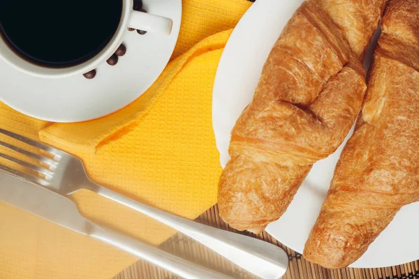 Croissant em um prato na mesa utensílios de cozinha café da manhã sobremesa refeição — Fotografia de Stock