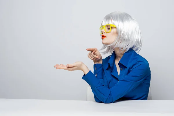 Mujer alegre con labios rojos en una peluca blanca haciendo gestos con sus manos gafas amarillas —  Fotos de Stock