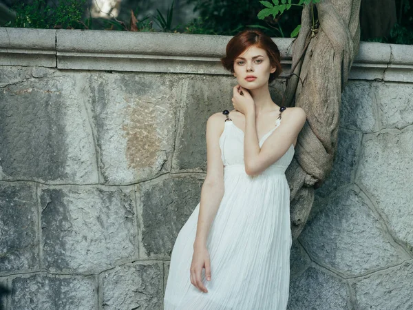 Женщина в белом платье роскошная модель — стоковое фото