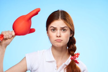 Şişirilmiş lastik eldivenli neşeli duygusal kadın ev bakımı